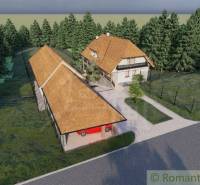 Ein Einfamilienhaus in Šiatorská Bukovinka, umgeben von Wald und einem großen Hof, neben der Hauptstraße.