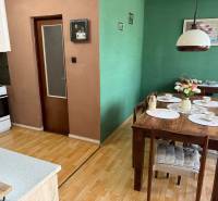 Essbereich in einem Einfamilienhaus mit Holztisch und Boden mit Holzdekor.