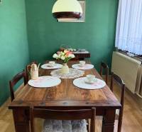 Esszimmer in einem Einfamilienhaus mit Holztisch und Boden mit Holzdekor.