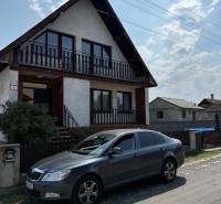 Ein Einfamilienhaus in der Štúrova-Straße in Borský Mikuláš mit einem Auto vor dem Tor.