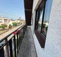 Der Balkon des Einfamilienhauses in der Štúrova-Straße in Borský Mikuláš mit Blick auf die Umgebung.