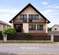 Ein Einfamilienhaus in der Štúrova-Straße in Borský Mikuláš mit einem Holzzaun und Balkonen.