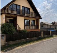 Ein Einfamilienhaus in der Štúrova-Straße in Borský Mikuláš mit einem Holzzaun.