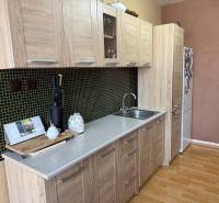 Küche mit Holzdekor und grünen Fliesen in einem Einfamilienhaus.