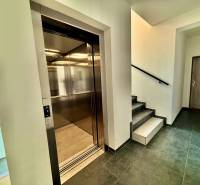 Wände mit Wärmetauschern, Aufzug und Treppenhaus im Wohnhaus in der Mikovíniho-Straße in Trnava.