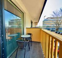 Der Balkon einer 2-Zimmer-Wohnung in der Mikovíniho-Straße in Trnava mit Sitzgelegenheit und Blick auf die Straße.