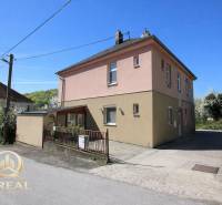 Ein Einfamilienhaus mit renovierter Fassade und Garten in der Boskovičova-Straße, Bratislava - Nové Mesto.