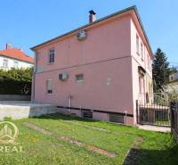 Zweistöckiges Haus in der Boskovičova-Straße in Bratislava - Nové Mesto mit einem Rasenhof.