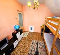 Ein Zimmer in einem Einfamilienhaus mit einem Etagenbett und einem Teppich mit dem Eiffelturm.