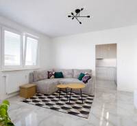 Wohnzimmer mit Ecksofa, Esstisch und Balkon in einer 3-Zimmer-Wohnung.