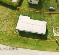 Ein rechteckiges Ferienhaus in Vojka nad Dunajom, umgeben von einem grasbewachsenen Grundstück.