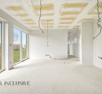 Ein geräumiges Ferienhaus mit weißen Wänden und großen Fenstern, einem Boden in Holzoptik.