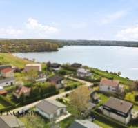 Ein Ferienhaus in der Nähe des Sees in Vojka nad Dunajom mit wunderschönem Blick auf die Wasserfläche.