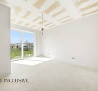 Geräumige Hütte mit großem Fenster und Blick auf die grüne Umgebung.