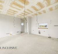 Der Innenraum der Hütte mit Vorbereitung für Elektroinstallationen und weißen Wänden.