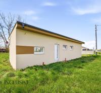 Ein Ferienhaus in der Gemeinde Vojka nad Dunajom, umgeben von einer Rasenfläche.