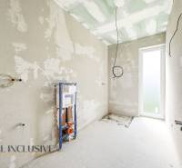 Das Innere der Hütte mit unverputzten Wänden und Vorbereitung für die Installation von Sanitäranlagen.