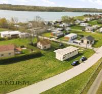 Luftaufnahme des Ferienhausgebiets bei Vojka nad Dunajom mit dem Fluss im Hintergrund.