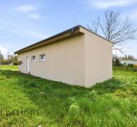 Eine Hütte in Vojka nad Dunajom, umgeben von Grün, neben einer Asphaltstraße.