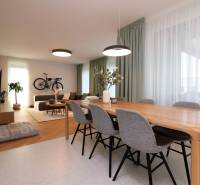 Esstisch und Wohnzimmer in einer 4-Zimmer-Wohnung mit einem Fahrrad an der Wand.