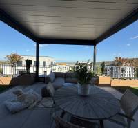 Die Terrasse einer 4-Zimmer-Wohnung in der Agátová-Straße in Bratislava - Dúbravka mit Aussicht.