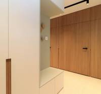 Innenraum einer 4-Zimmer-Wohnung mit Einbauschrank und Bodenbelag in Holzoptik.