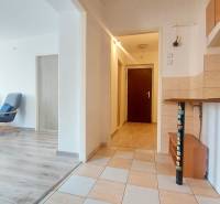 Küche mit Wohnzimmer, weiße Wände, Boden mit Holzdekor, 2-Zimmer-Wohnung.