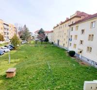 Wohngebäude und Parkplatz zwischen grünen Höfen in der Straße Obrancov mieru in Prešov.
