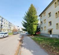 Gebäude und Autos in der Straße Obrancov mieru in Prešov, geeignet für eine 2-Zimmer-Wohnung.