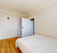 Ein Zimmer in einer Einzimmerwohnung mit einem Holzboden und einfacher Einrichtung.