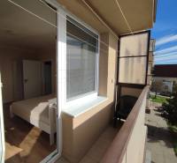 Balkon einer Einzimmerwohnung in der Bratislavská Straße in Holíč mit Blick auf die Straße.