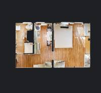 Grundriss einer Einzimmerwohnung mit Holzboden und Einrichtung.