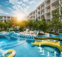 Wohnungsbau in Phuket mit Pool und Grünflächen bietet luxuriöses Wohnen.