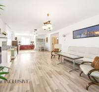 Wohnzimmer in einem Einfamilienhaus mit Holzboden und hellen Möbeln.