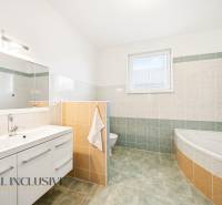 Kúpeľňa s vaňou, zrkadlom a úložným priestorom v rodinnom dome.

Badezimmer mit Badewanne, Spiegel und Stauraum in einem Einfamilienhaus.