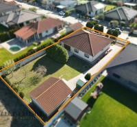 Ein Einfamilienhaus in Kútniky mit Garten und Parkmöglichkeiten, umgeben von einem Zaun.