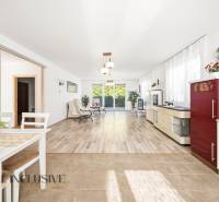 Innenraum eines Einfamilienhauses mit einem hellen Wohnzimmer und einem Boden in Holzoptik.