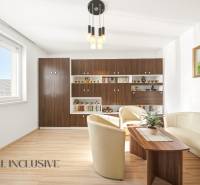 Wohnzimmer in einem Einfamilienhaus mit Holzboden und bequemen Sitzgelegenheiten.