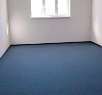 Büros mit blauem Teppichboden und Fenster, gelegen in der Chovateľská Straße in Trnava.