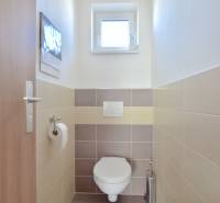 Kleines WC mit Fenster und Fliesen in einer 3-Zimmer-Wohnung.