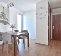 Essbereich in einer 3-Zimmer-Wohnung mit Eiffelturm-Dekor und Holzboden.