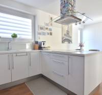 Küche in einer 3-Zimmer-Wohnung mit Eiffelturm-Dekor und Holzboden.