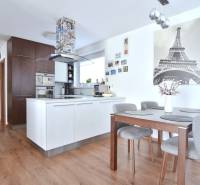 Küche in einer 3-Zimmer-Wohnung mit Holzboden und Esstisch.