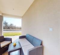 Ein Einfamilienhaus in Horné Štitáre mit einer Terrasse und Verbindung zum Wohnzimmer.
