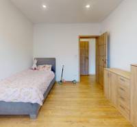 Kinderzimmer im Einfamilienhaus mit Holzboden und Möbeln.