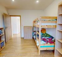 Kinderzimmer in einem Einfamilienhaus mit einem Etagenbett und Holzmöbeln.