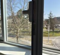 Blick aus dem Fenster mit Bäumen und Straße, Piešťany, Nitrianska 755, Besondere Immobilien.