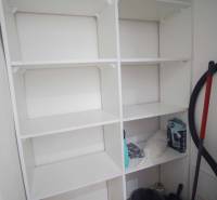 Stauraum mit weißen Regalen in einer 2-Zimmer-Wohnung.