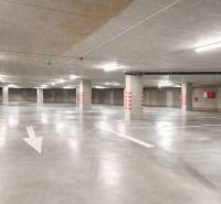 Unterirdisches Parken mit markierten Plätzen und Säulen in der Garage.