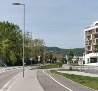 An der Eduard-Wenzl-Straße gibt es Bäume, ein Gebäude und Garagen entlang der Straße.